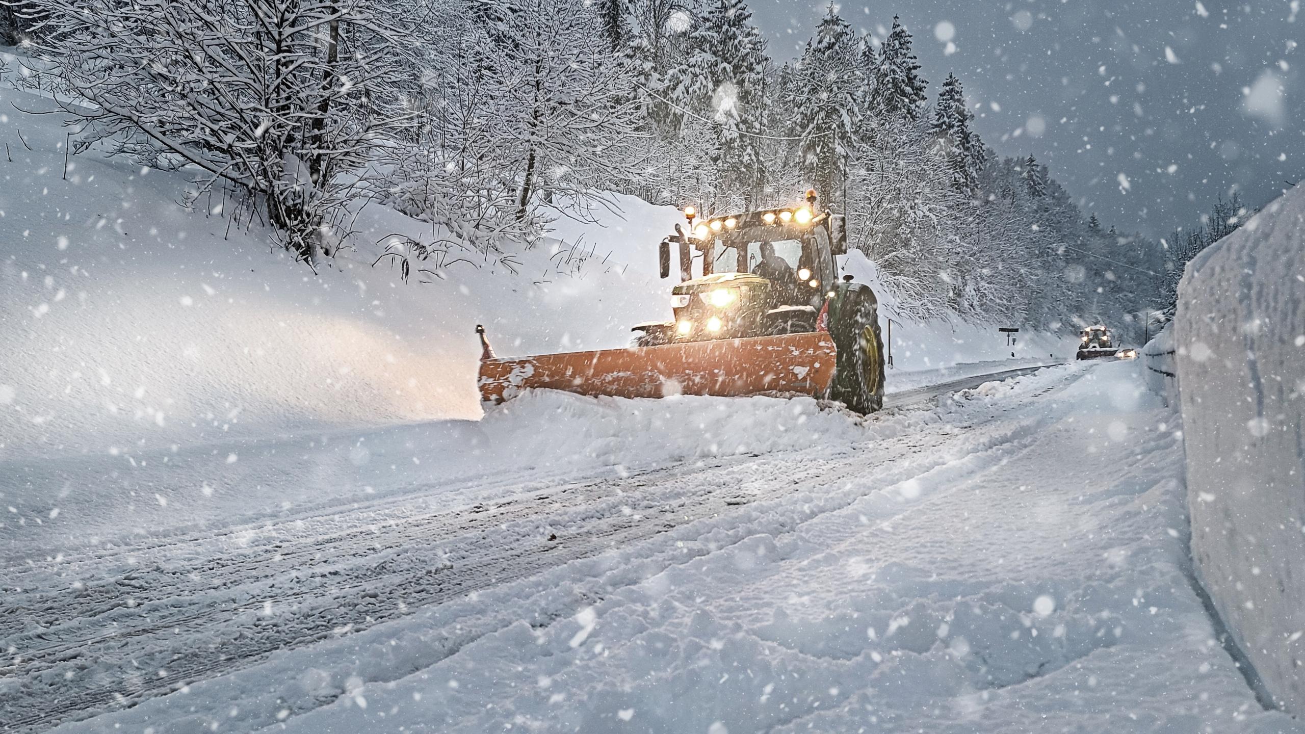 路面结冰为什么要撒盐（为什么撒盐可以融化积雪？）